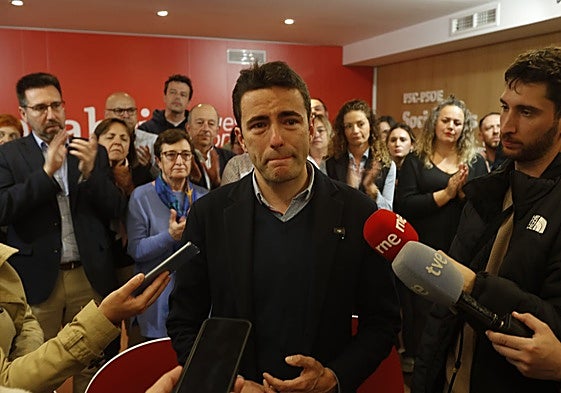 Pedro Casares no puedo contener las lágrimas durante su intervención ante los medios de comunicación.