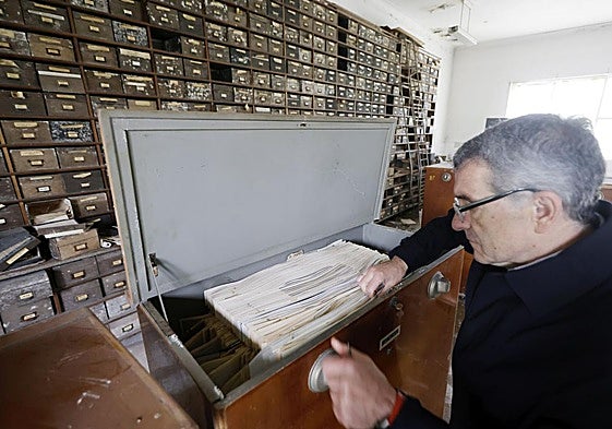 El concejal de Industria, Pedro Pérez Noriega, examina parte de la documentación de Sniace, dentro del complejo.