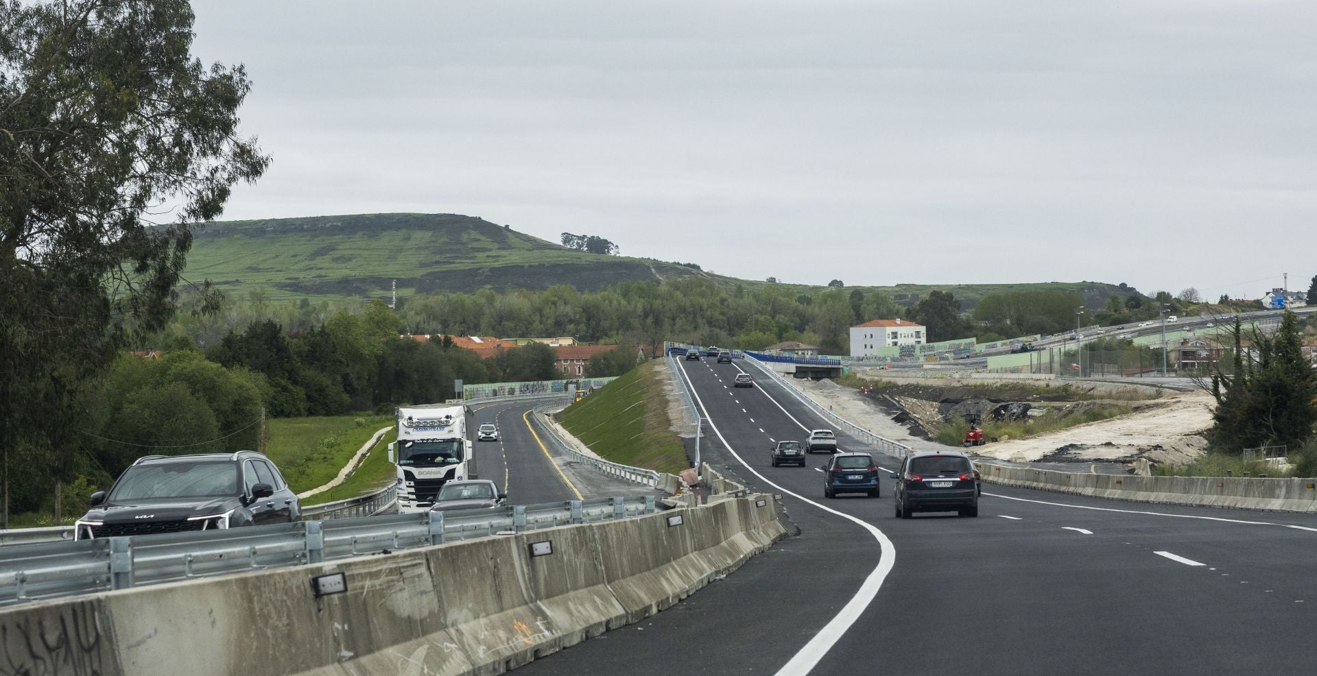 Los conductores que dejan la A-8 en Torrelavega y se dirigen hacia Santander ya disfrutan del nuevo recorrido de la A-67, a través de un puente recién inaugurado, a la altura de Rinconeda (Polanco) y Barreda. A pesar de que acaba de ser asfaltado, el firme es irregular, con continuos botes. 