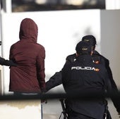Un agente de policía acompaña a un menor acusado de cometer un delito en Algeciras.