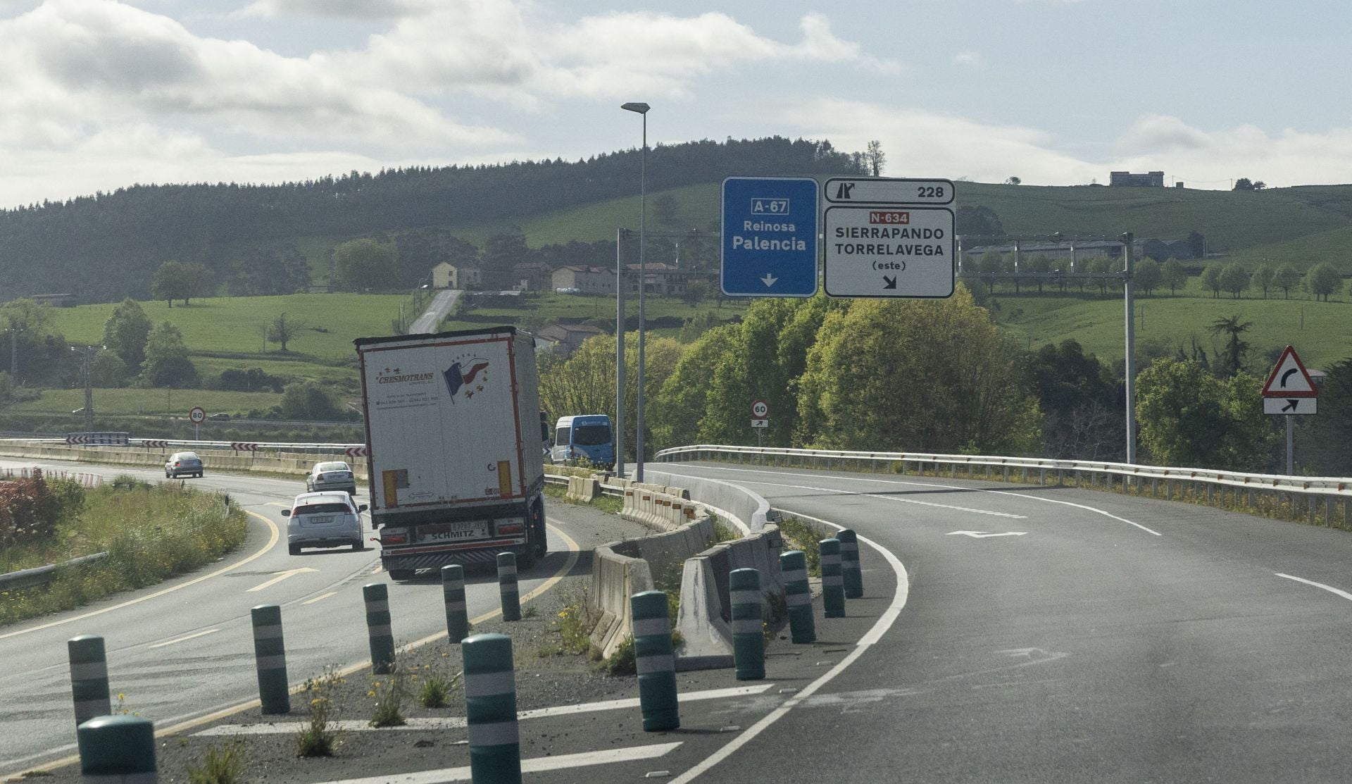 El camino de Santander a Los Corrales, Reinosa y Palencia, por la A-67, es uno de los puntos que más retenciones genera cuando llueve o hay mucho tráfico, como ya sucedía antes. Los conductores deben coger la A-8, cruzar el túnel de Torrelavega y desviarse hacia Palencia por la A-67. 