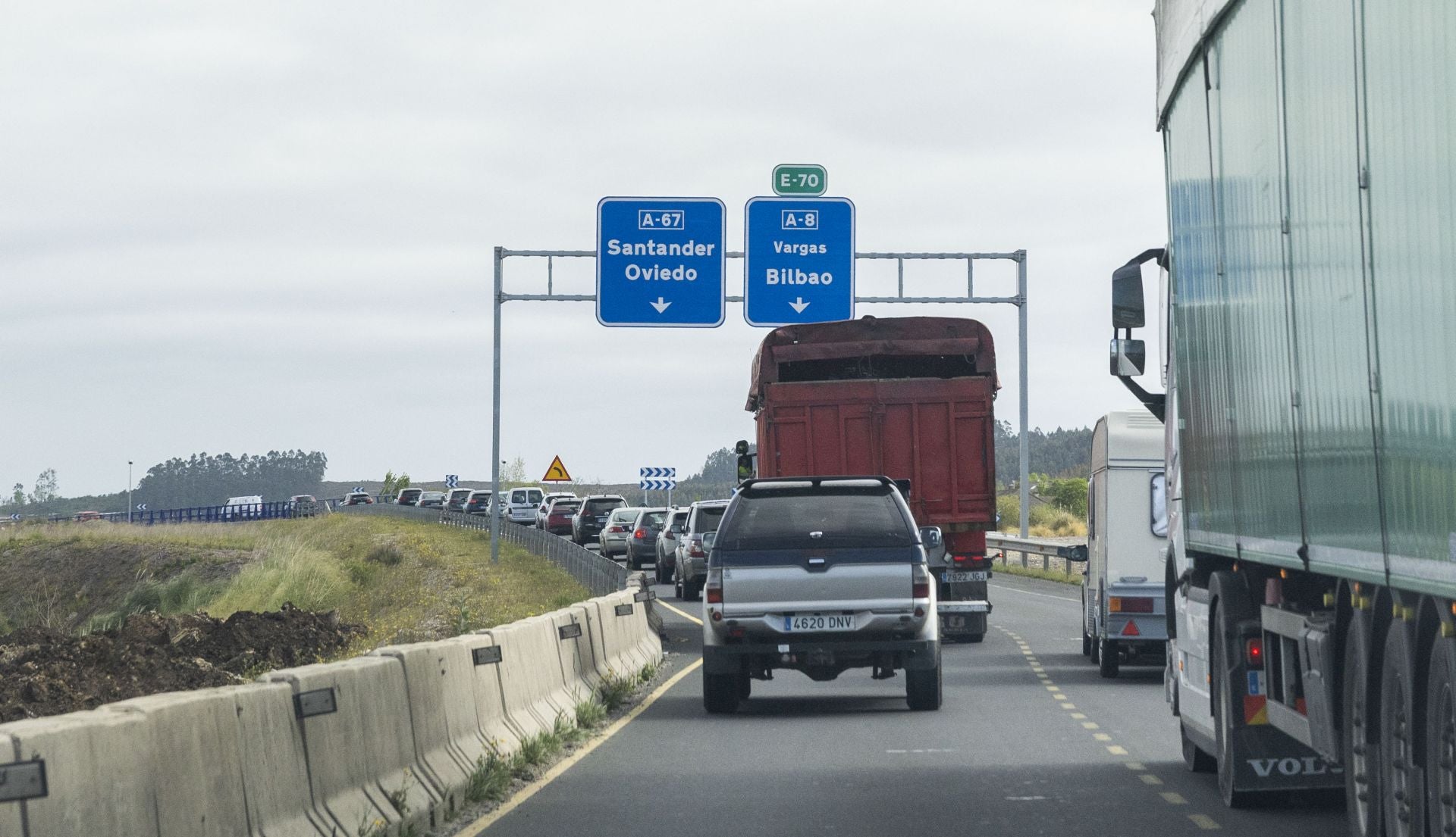 La pesadilla de los conductores, especialmente en verano, vísperas de festivos y puentes, cuando los turistas procedentes de la Meseta llegan en masa. La nueva conexión se realiza a través de un único carril que sobrevuela el futuro ramal que unirá Sierrpando y Rinconeda (Polanco).
