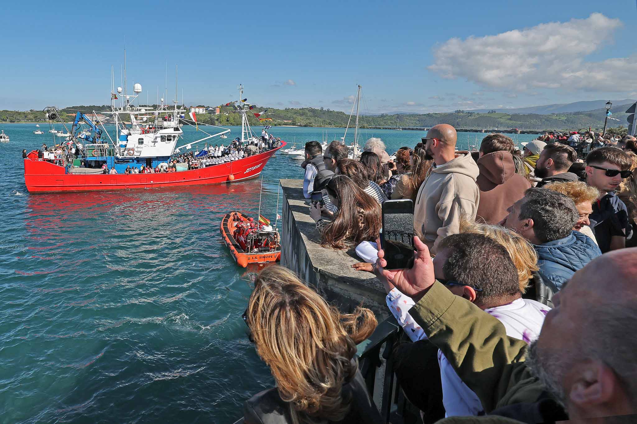 Numerosas personas siguieron desde tierra la procesión marítima