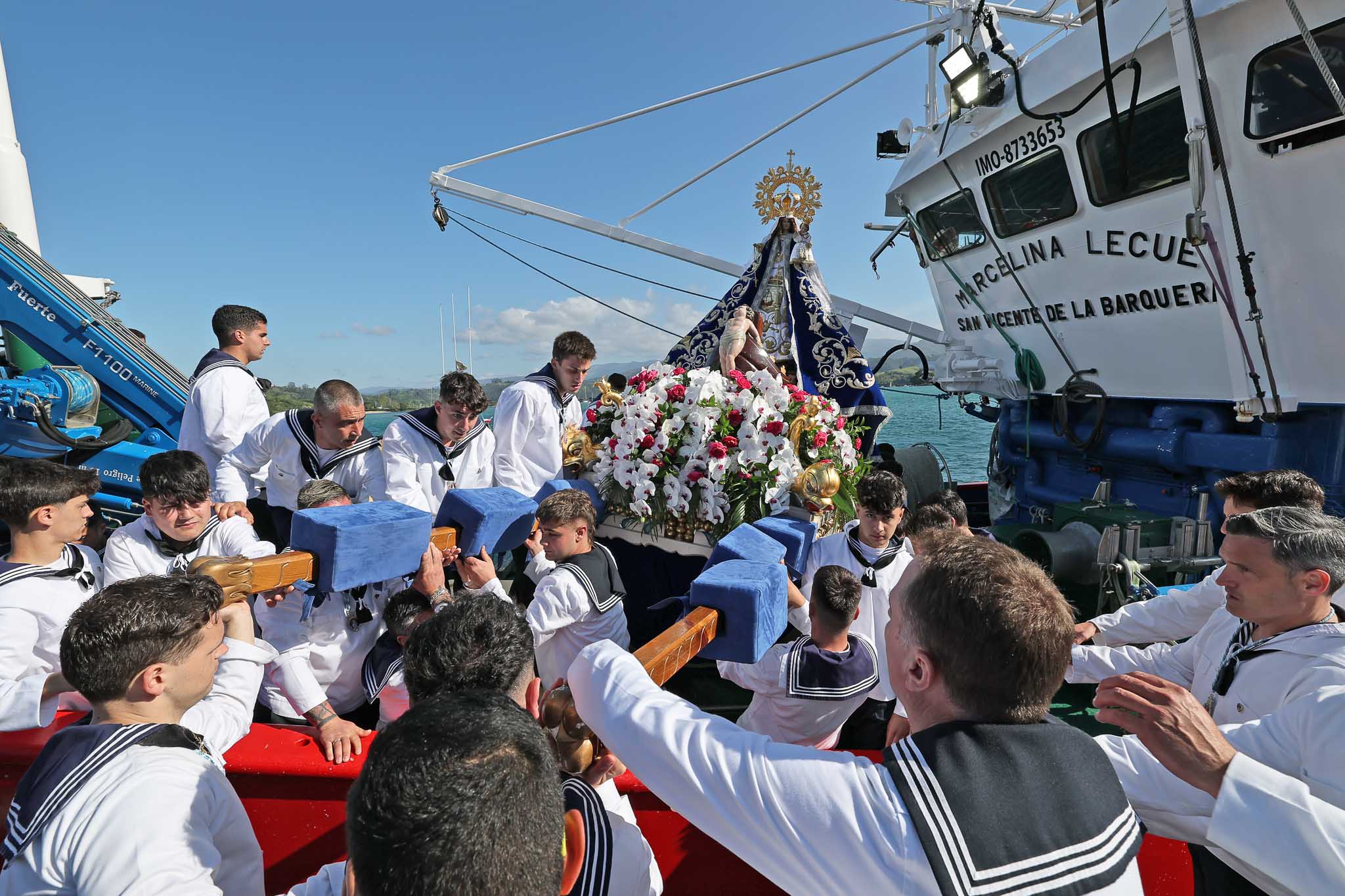 Momento en el que la imagen de la Virgen es embarcada en el Marcelina Lecue