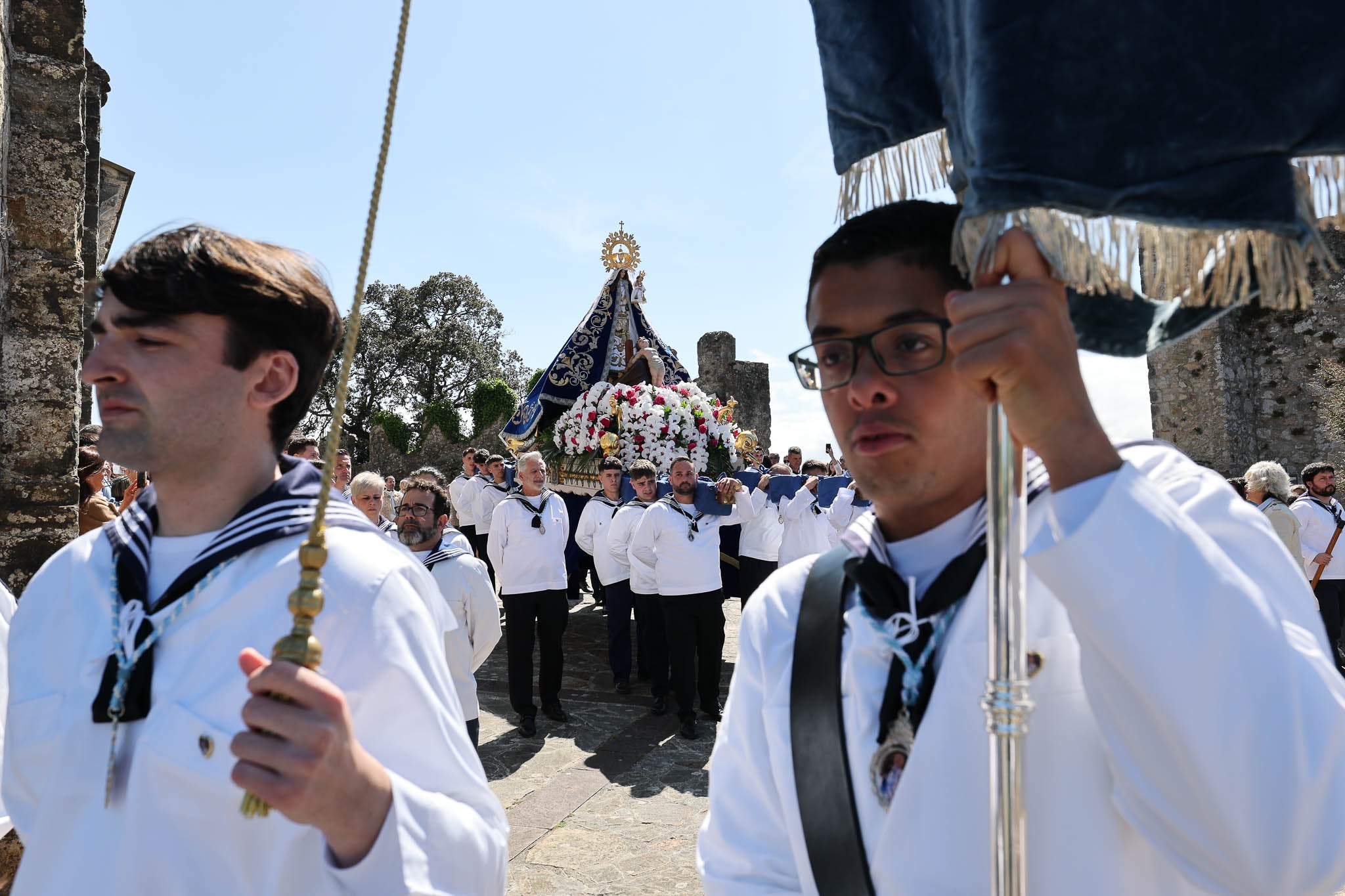 Dos picayos portando el estandarte de la Virgen