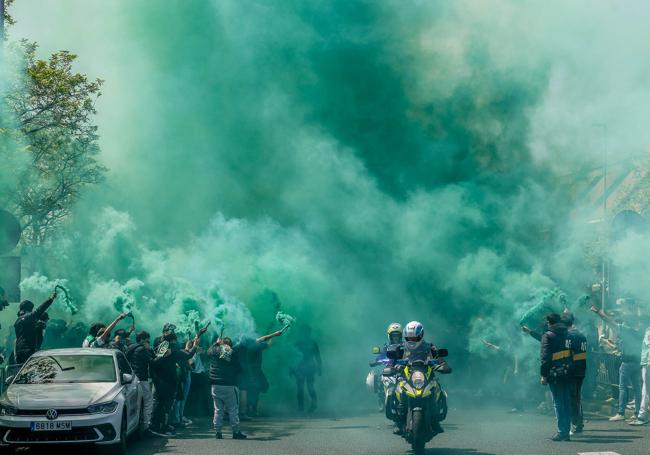 El verde de las bengalas tiñó de color el aire.
