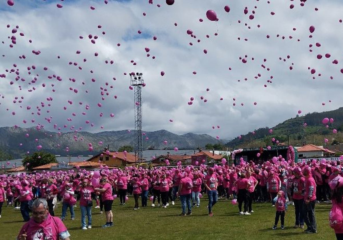 Los participantes soltaron los globos tras saber que no se había conseguido el récord.