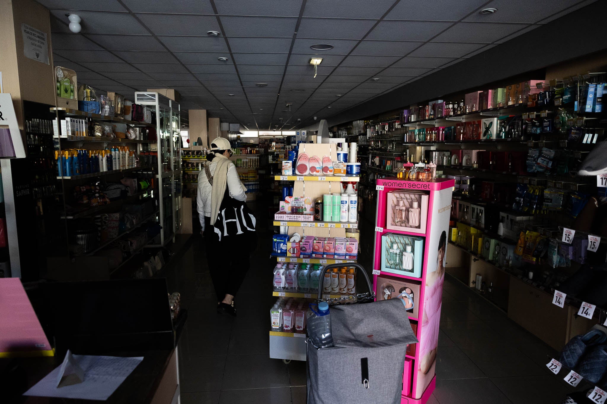 La mayoría de supermercados optaron por cerrar las puertas, incluso bloqueando las entradas con carros y la presencia de empleados, después de quedarse sin existencia de agua.