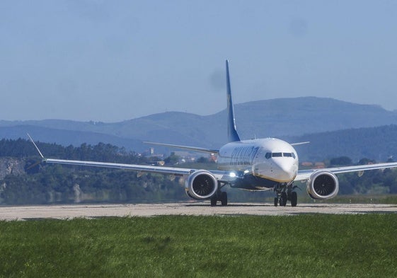 Un avión de Ryanair en la pista del aeropuerto Seve Ballesteros en una imagen de archivo.