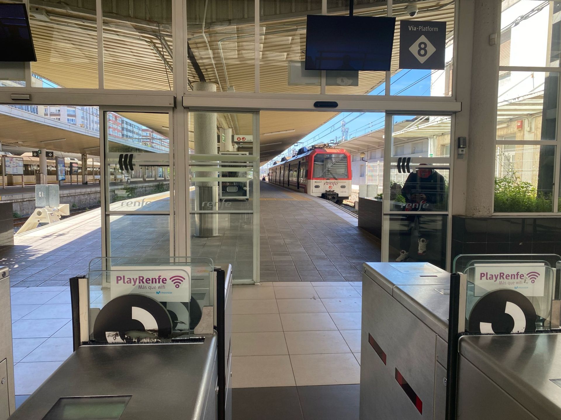 Las pantallas de las estaciones de trenes y autobuses también han quedado inoperativas.
