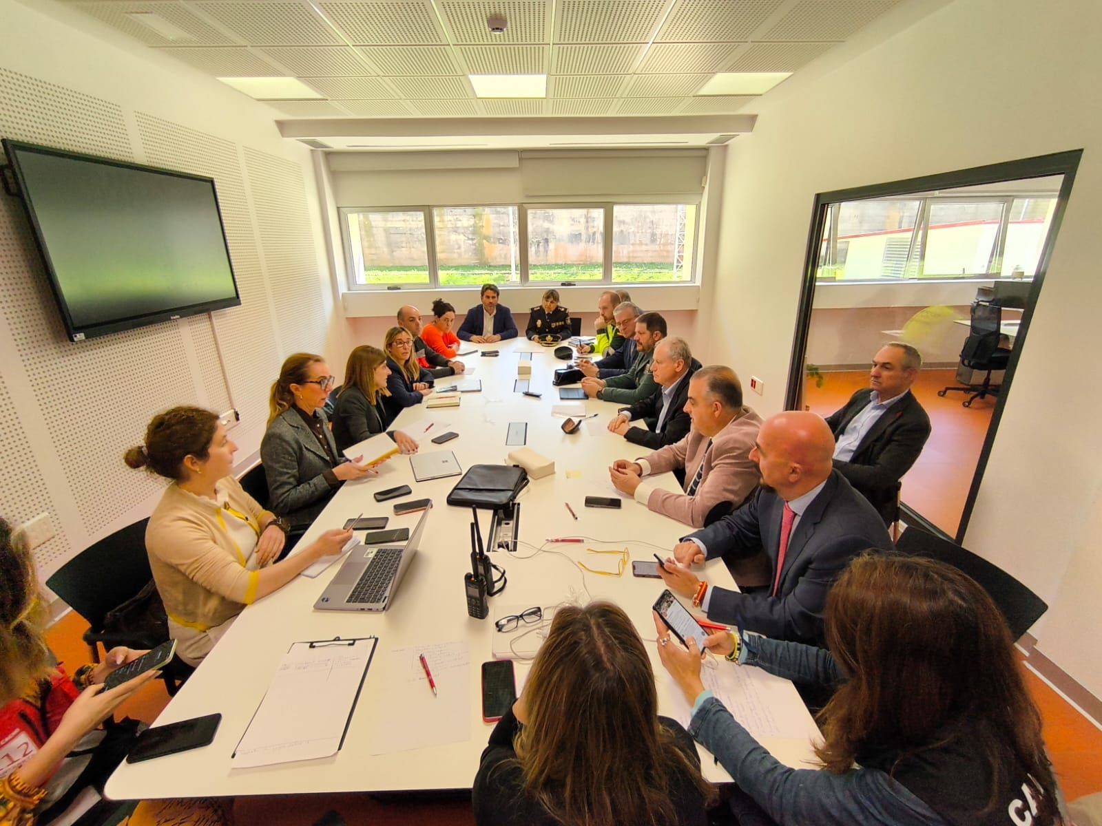 Reunión de emergencia del Gobierno de Cantabria en la sede del 112 para activar el nivel 2 del Plan de Emergencias.