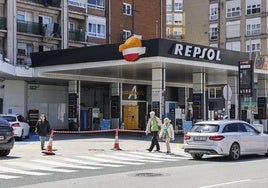 Las gasolineas han cesado su actividad tras la caída del sistema, como en esta Repsol de la calle Castilla con las pantallas apagadas