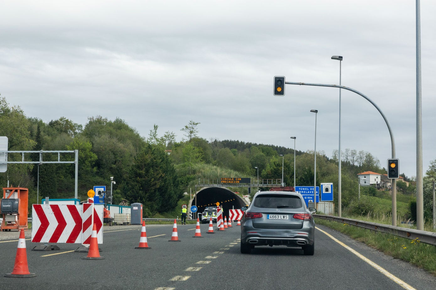El trayecto es prácticamente el mismo que el de Palencia-Oviedo, sólo que los conductores deben tomar la salida 230 hacia Santander (por la A-67) a la salida del túnel de Torrelavega, que está en obras. Las dos bocas (en ambos sentidos) están siendo adecuadas a la normativa europea.