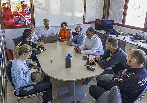 López Estrada (al fondo en el centro), atento a la evolución del apagón en el comité de crisis con Protección Civil, Bomberos, Policía Local y Nacional.