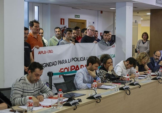 Agentes de la Policía Local de Torrelavega se concentran durante la sesión plenaria frente a los representantes políticos.