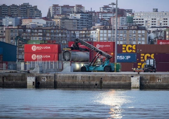 Contenedores de Boluda en el Puerto de Santander.