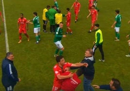 En la foto: Raúl Bordas, del Tropezón, intenta agredir al entrenador de la Cultural