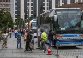 Un grupo de usuarios, el verano pasado, se sube a un autobús en Santander por el corte ferroviario que se prolongó durante todo agosto.