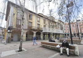 Vecinos caminan frente al edificio municipal de Baldomero Iglesias, donde se contempla actualmente el museo del hojaldre.