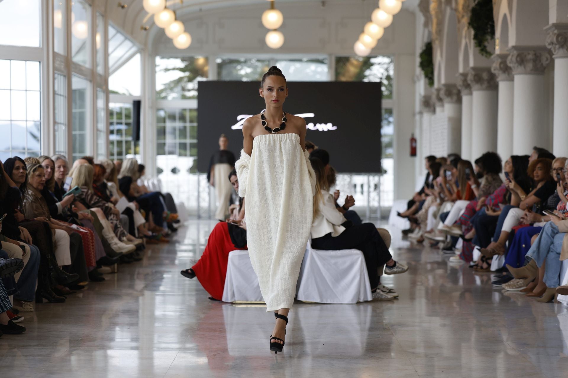 María Pardo con vestido y chaqueta de Zaloa Ferreiro.
