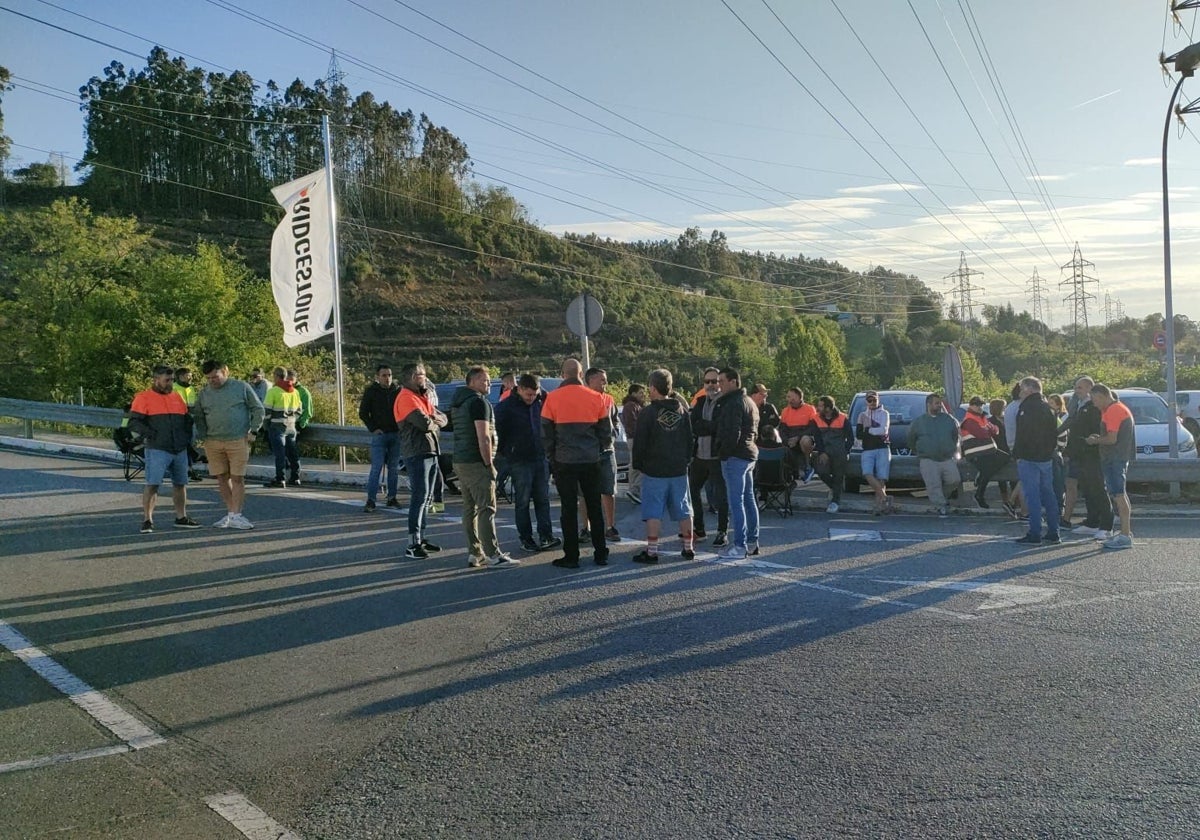 Concentración en la fábrica de Puente San Miguel, este miércoles 30 de abril.