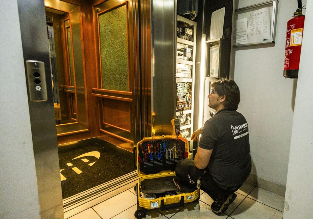 Técnicos a destajo para arreglar ascensores