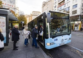 Un autobús en la parada del Ayuntamiento