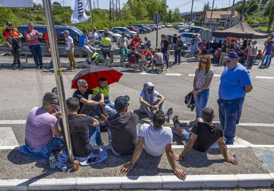 Concentración en la fábrica de Puente San Miguel, este miércoles 30 de abril.
