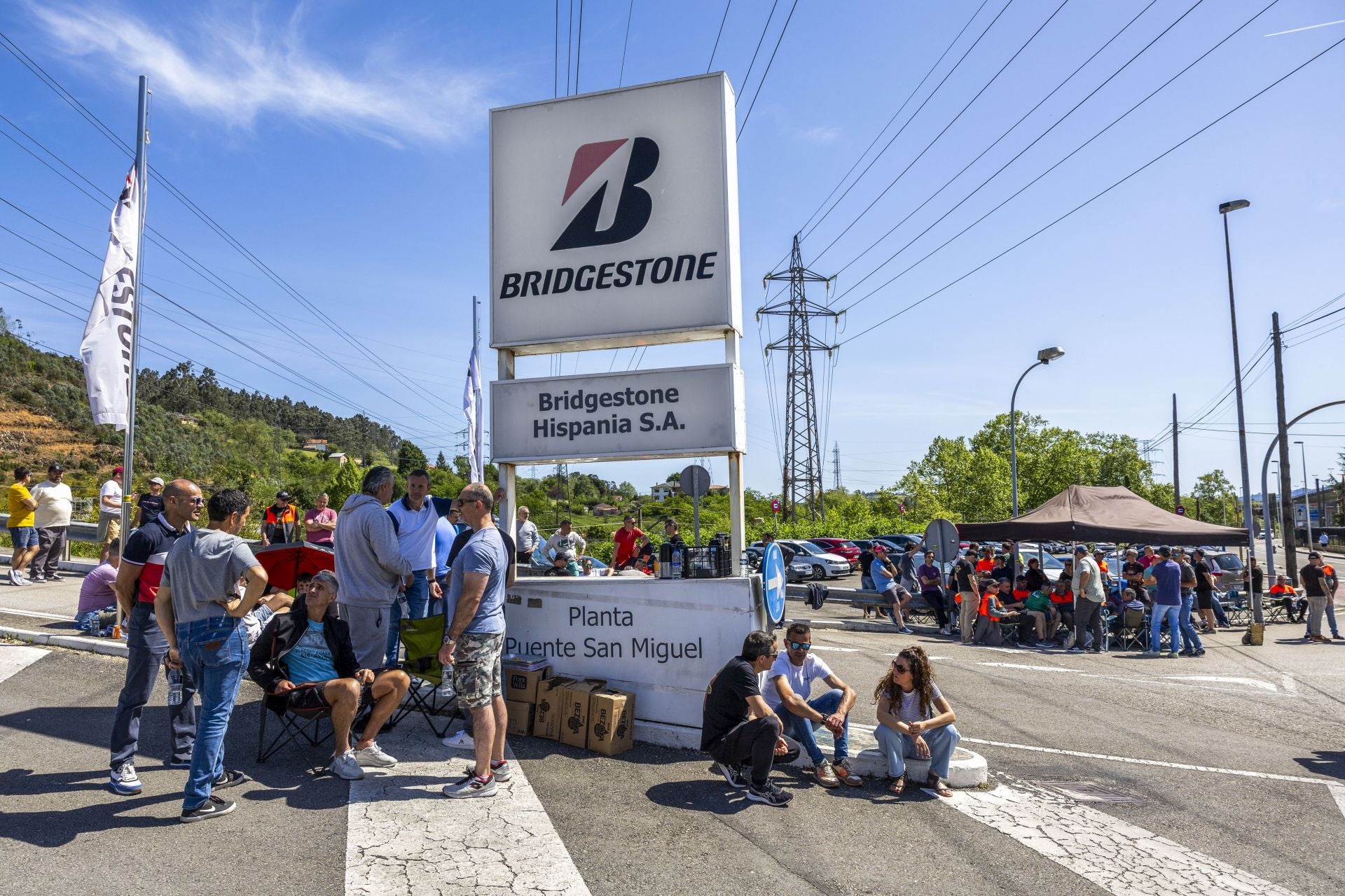 En el séptimo día de huelga en contra del ERE y el despido de 211 trabajadores se volvió a paralizar este miércoles la actividad de la fábrica de Bridgestone en Puente San Miguel
