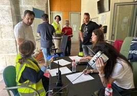 El alcalde y operarios municipales se reúnen para gestionar el apagón de este lunes.