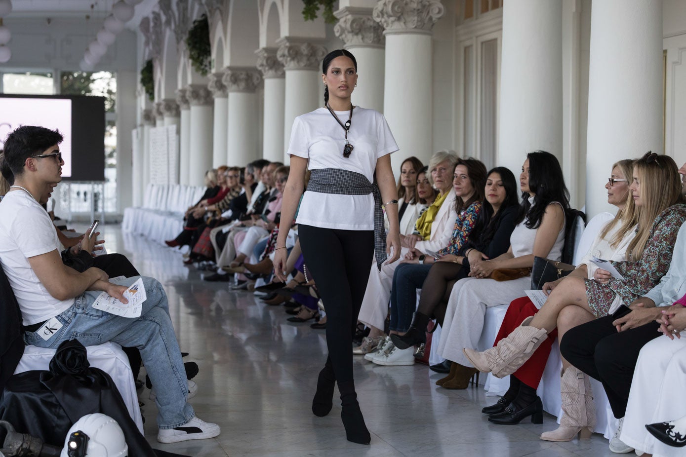 Angely Pérez, en el desfile de los asturianos Alfredo Asencio y Marta Baquero.