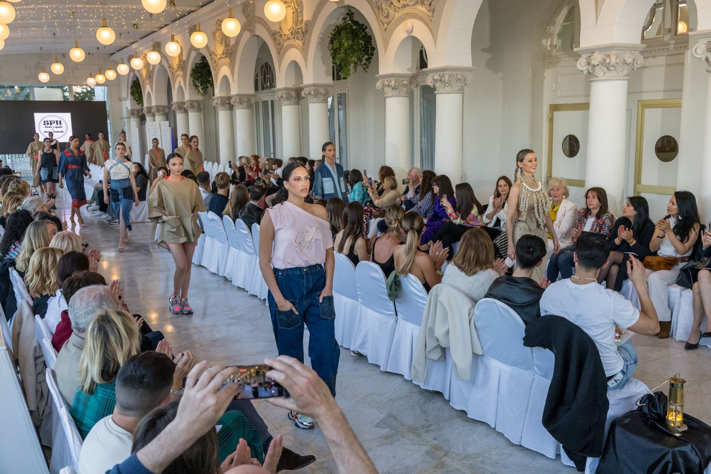 Carrusel final de las modelos tras el desfile de Habha Laguillo Shirley Enekaritz.