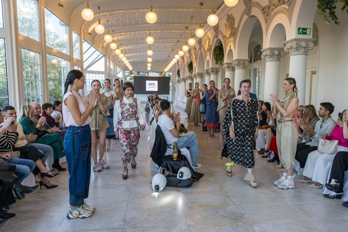 Momento en el que la bilbaína Shirley Enekaritz y la torrelaveguense Habha Laguillo salieron a saludar al público tras mostrar su nuevo proyecto empresarial 'Sophia', en el que han participado activamente sus alumnas de confección y patronaje de moda.