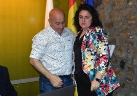 Último abrazo del ya ex alcalde, Agustín Molleda, con la futura regidora de Cartes, Lorena Cueto.