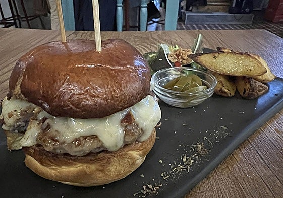 Hamburguesa con panceta ibérica, queso ahumado de La Pasiega, cebolla roja caramelizada y jalapeños.