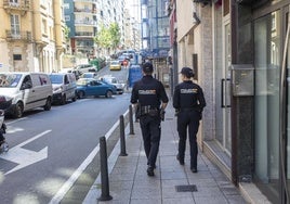 Dos policías nacionales en las calles de Santander.