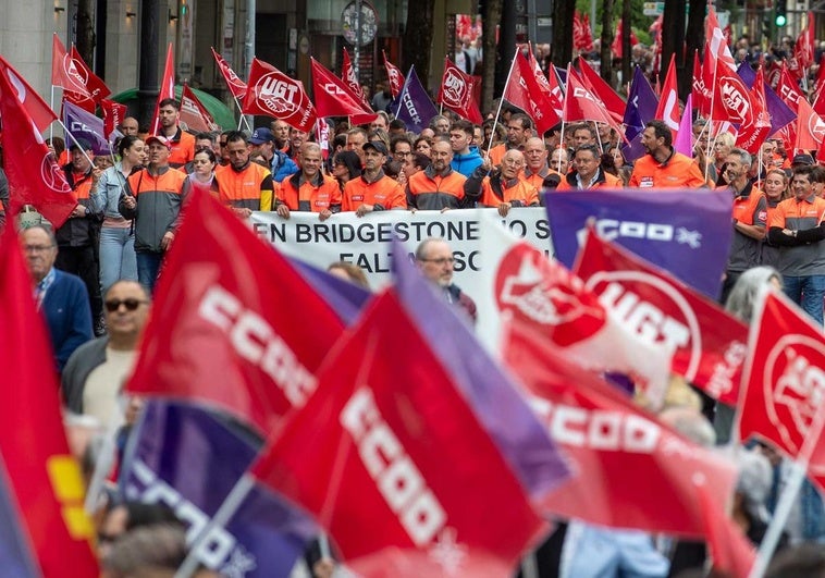 Los trabajadores de la fábrica de Puente San Miguel, protagonistas de la movilización del día.