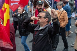 Un hombre hace sonar un silbato durante la manifestación de este jueves
