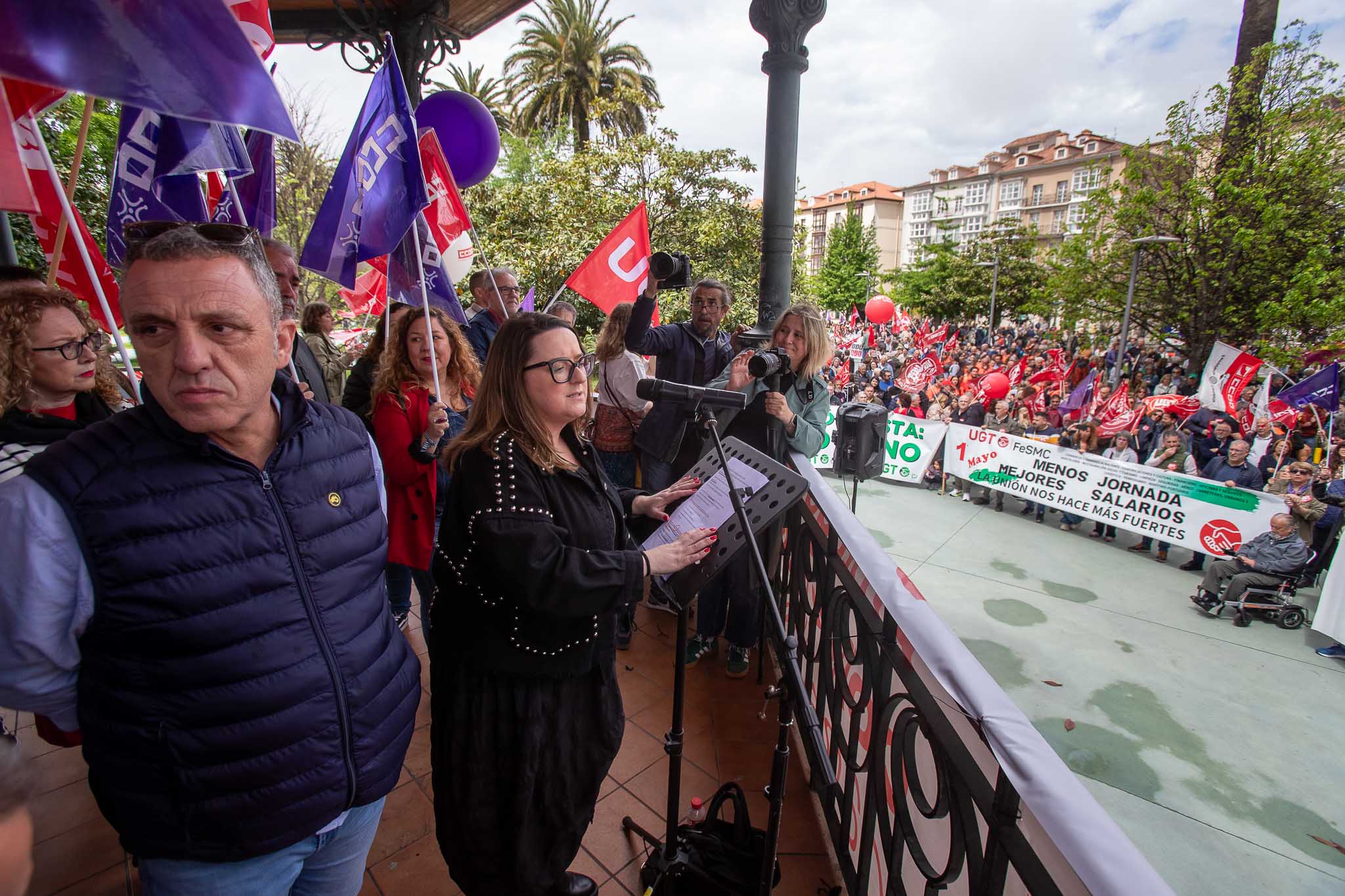 Mariano Carmona y Rosa Mantecón, secretarios generales de UGT y CC OO, respectivamente, durante sus discursos en el templete de los jardines Pereda.