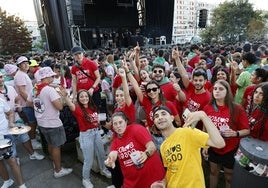 Varios grupos de peñistas posan para la foto.