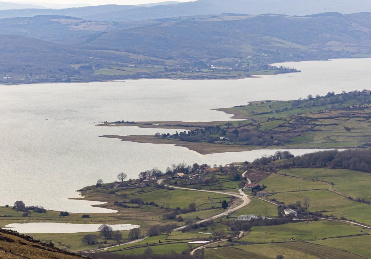 La empresa que planeaba instalar paneles solares en el pantano del Ebro abandona el proyecto