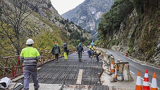 Óscar Puente difunde un vídeo de la obra del Desfiladero para destacar cómo «avanza España»