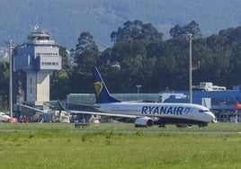 Avión de Ryanair, en la pista del Seve.