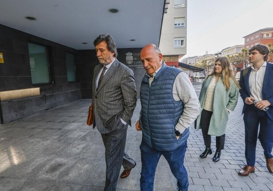 El exalcalde, Ángel Rodríguez, junto a su abogado, Cristóbal Palacio, accediendo al Juzgado.