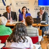 Desde la izquierda, Josu de Miguel, profesor de Derecho Constitucional de la UC; Carlos Pérez, decano del Colegio de la Abogacía de Cantabria; Gema Igual, alcaldesa de Santander; y Francisco Sierra, autor del libro, durante el acto.