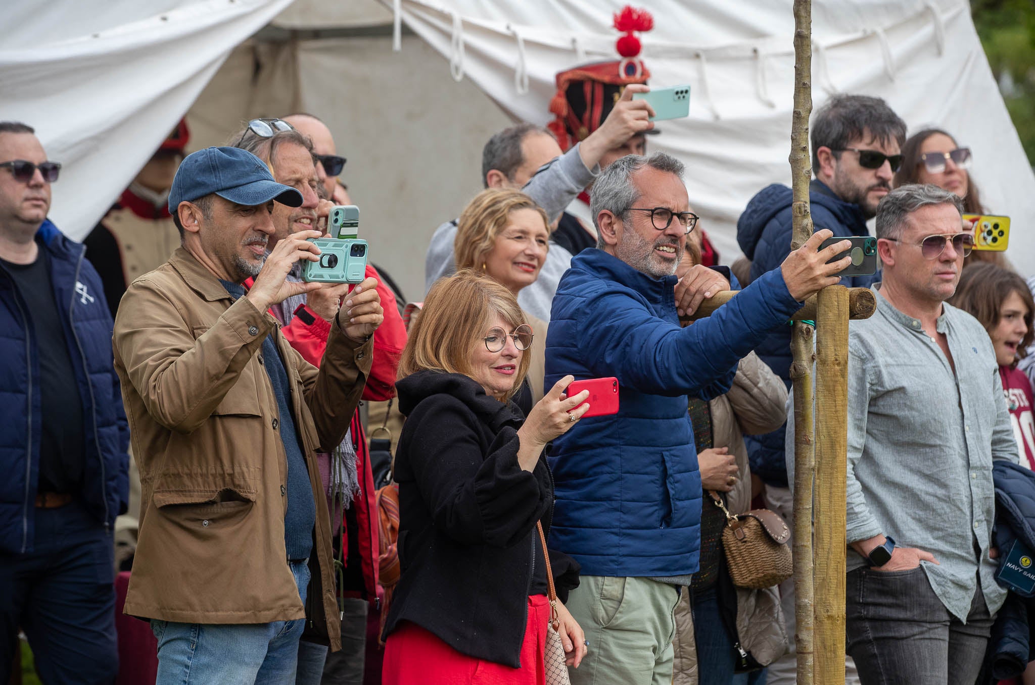 Un grupo de asistentes inmortaliza los cañonazos, este jueves, en Cros. 
