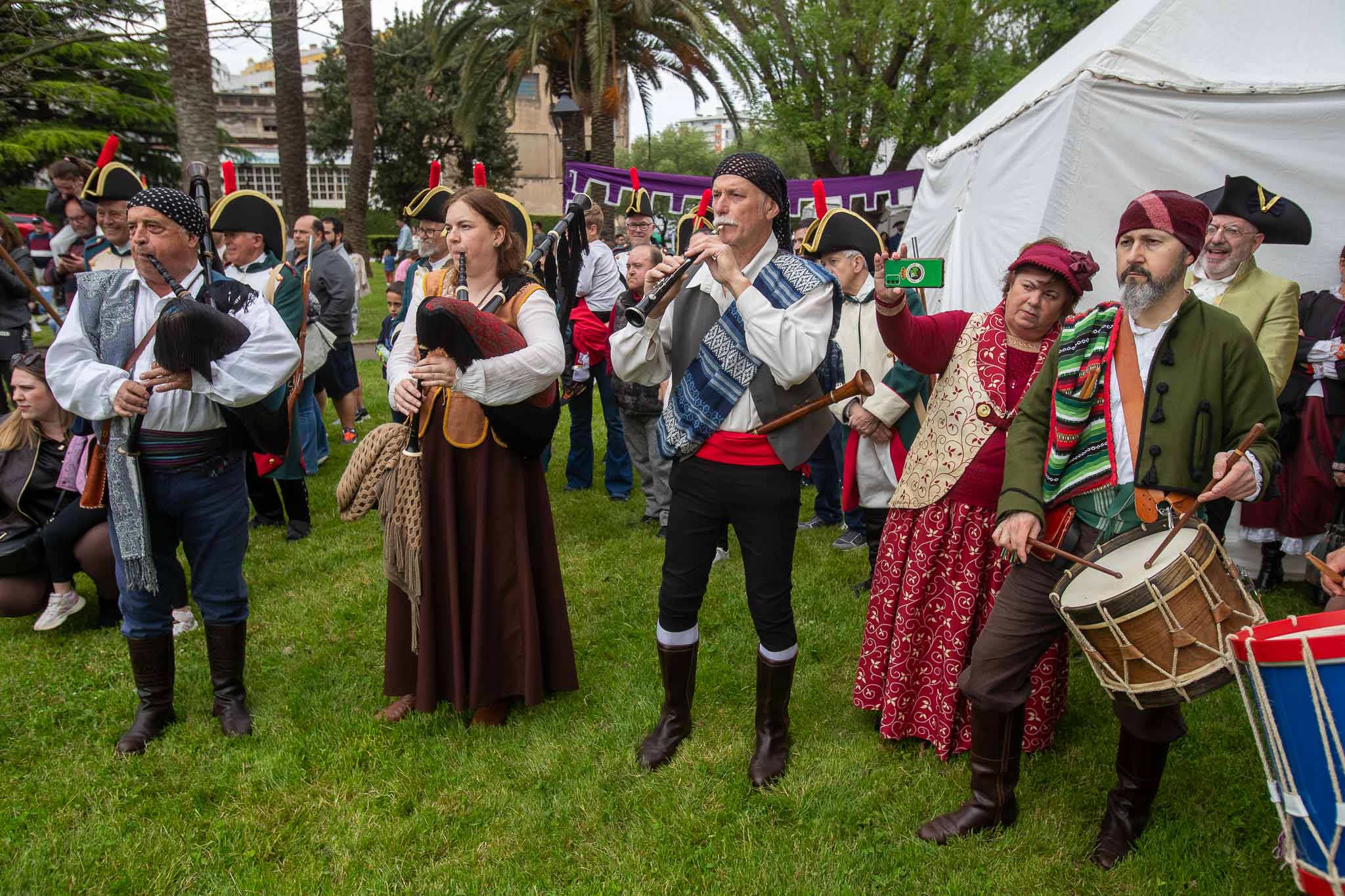 Un grupo de músicos ofrece una pequeña actuación. 