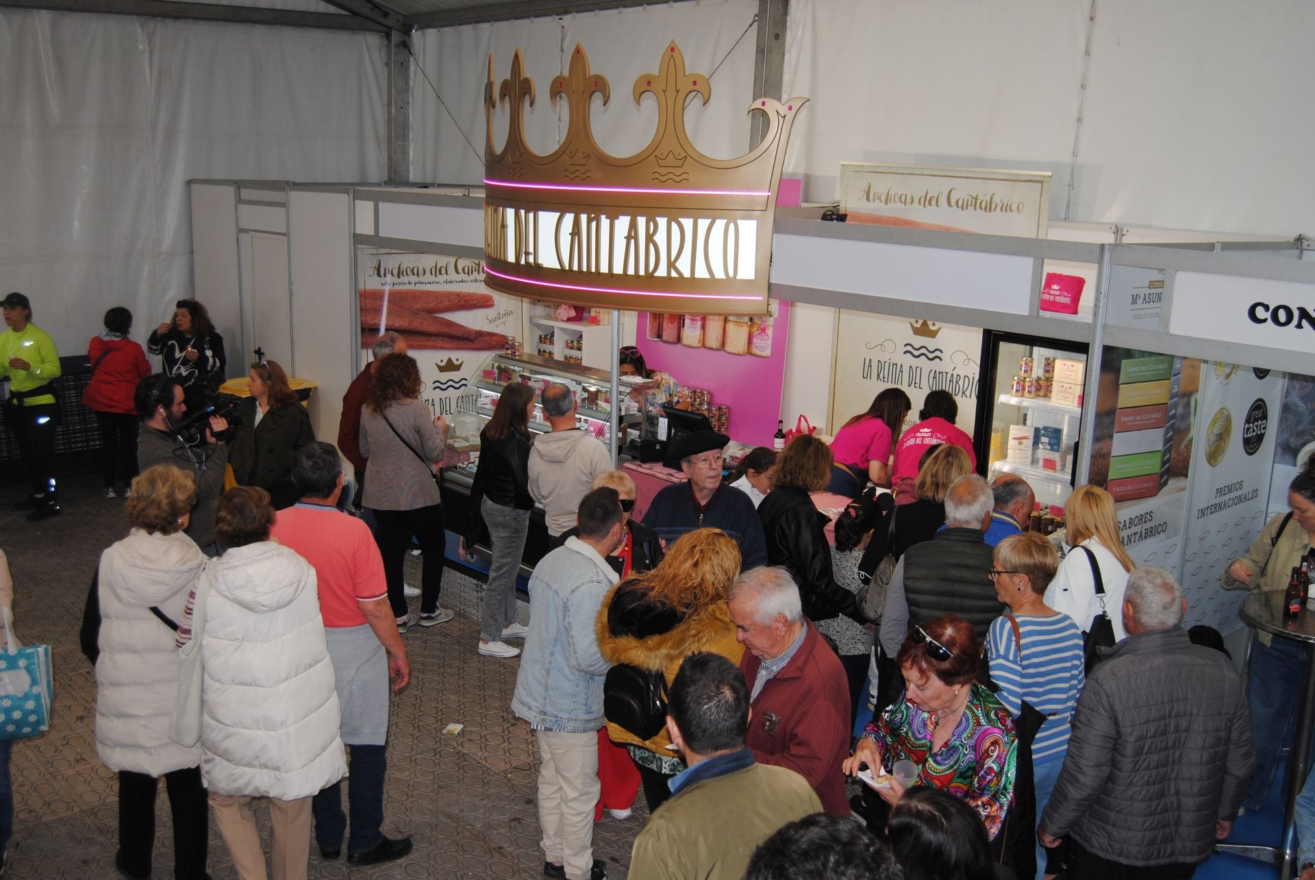 En la feria se dan cita una quincena de conserveras. 