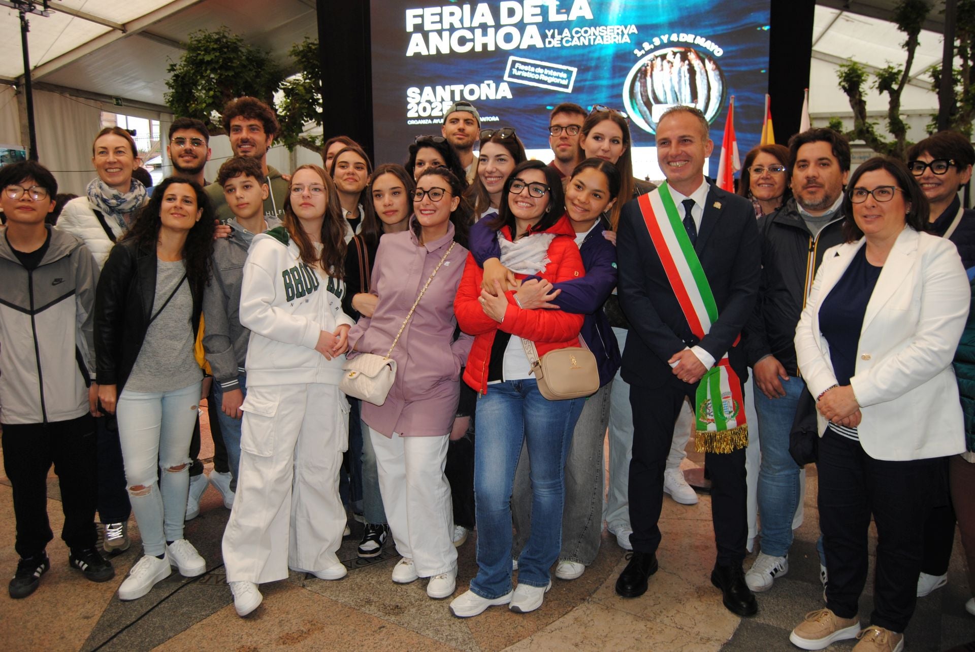 Delegación del pueblo italiano de Terrasini, que está de visita estos días en Santoña con motivo de su hermanamiento con la villa. 