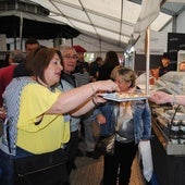 Degustación de anchoas en la carpa instalada en Santoña y galería de fotos de la inauguración de la feria.
